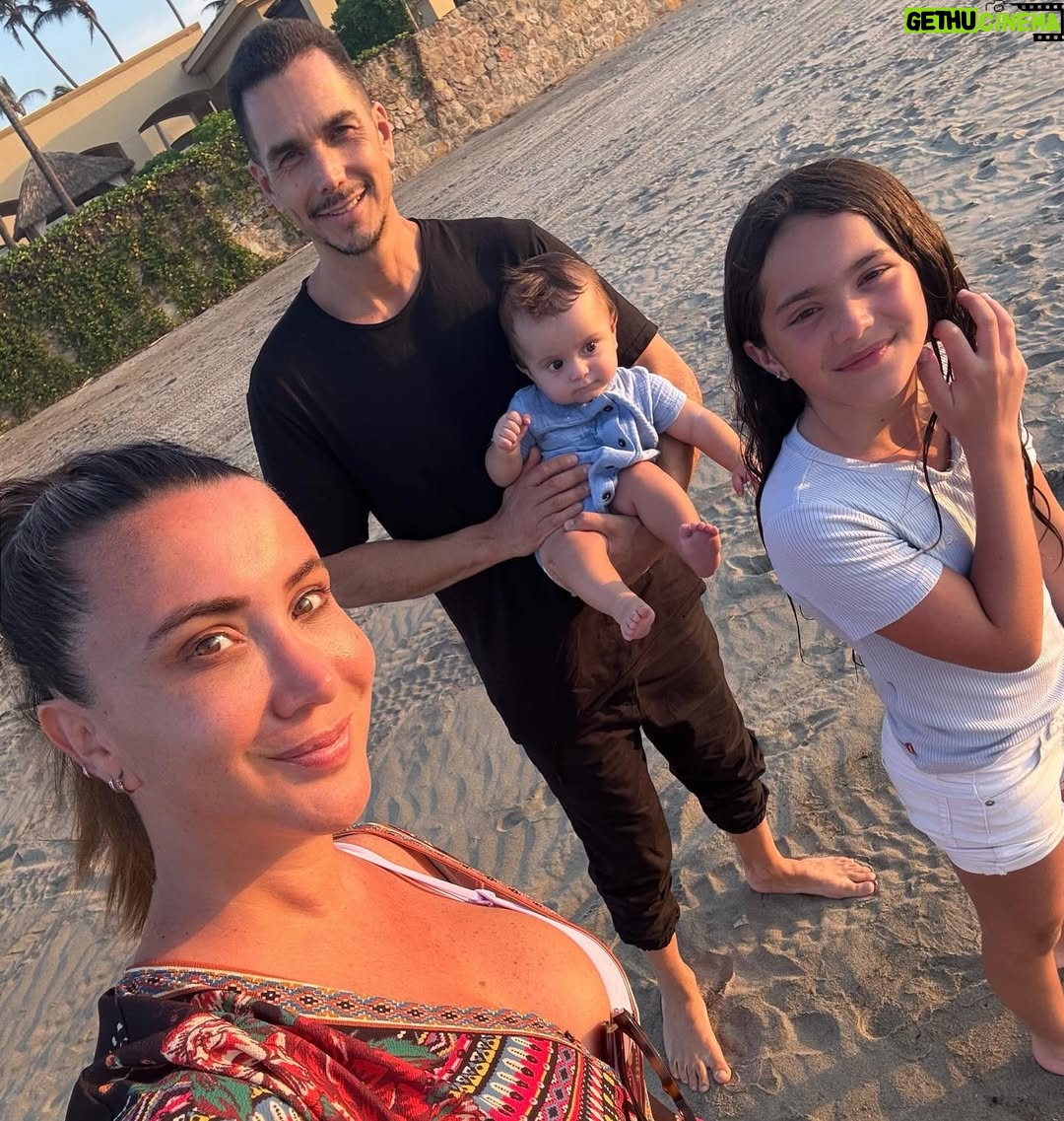 Mariazel Olle Casals - 81.5K Likes - Ámo verte en todas tus facetas, como hijo, como hermano, como profesor, como director, como actor, como esposo… Pero sin duda tu papel más hermoso es el de padre! Amoroso, divertido, presente, responsable, comprometido, generoso, comprensivo! Laia y André son muy afortunados de que seas su papá y yo también de tenerte en mi vida. Feliz día del padre a ti y a todos en su día. #FelizDíaDelPadre @adrianblond 💛
