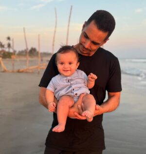 Mariazel Olle Casals Instagram - Ámo verte en todas tus facetas, como hijo, como hermano, como profesor, como director, como actor, como esposo… Pero sin duda tu papel más hermoso es el de padre! Amoroso, divertido, presente, responsable, comprometido, generoso, comprensivo! Laia y André son muy afortunados de que seas su papá y yo también de tenerte en mi vida. Feliz día del padre a ti y a todos en su día. #FelizDíaDelPadre @adrianblond 💛