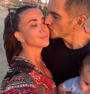 Mariazel Olle Casals Instagram - Ámo verte en todas tus facetas, como hijo, como hermano, como profesor, como director, como actor, como esposo… Pero sin duda tu papel más hermoso es el de padre! Amoroso, divertido, presente, responsable, comprometido, generoso, comprensivo! Laia y André son muy afortunados de que seas su papá y yo también de tenerte en mi vida. Feliz día del padre a ti y a todos en su día. #FelizDíaDelPadre @adrianblond 💛