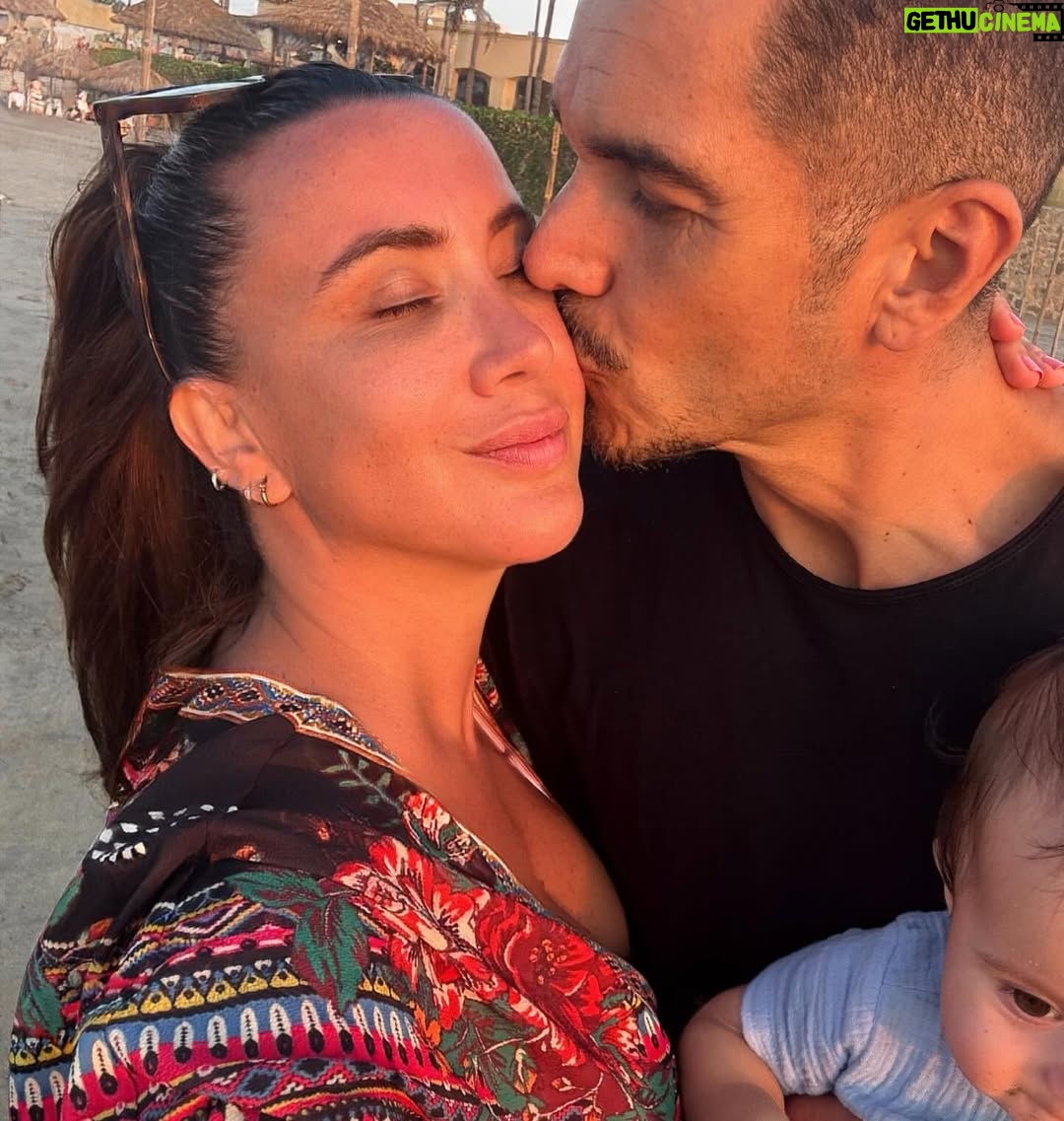 Mariazel Olle Casals - 81.5K Likes - Ámo verte en todas tus facetas, como hijo, como hermano, como profesor, como director, como actor, como esposo… Pero sin duda tu papel más hermoso es el de padre! Amoroso, divertido, presente, responsable, comprometido, generoso, comprensivo! Laia y André son muy afortunados de que seas su papá y yo también de tenerte en mi vida. Feliz día del padre a ti y a todos en su día. #FelizDíaDelPadre @adrianblond 💛