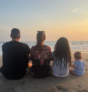 Mariazel Olle Casals Instagram - Ámo verte en todas tus facetas, como hijo, como hermano, como profesor, como director, como actor, como esposo… Pero sin duda tu papel más hermoso es el de padre! Amoroso, divertido, presente, responsable, comprometido, generoso, comprensivo! Laia y André son muy afortunados de que seas su papá y yo también de tenerte en mi vida. Feliz día del padre a ti y a todos en su día. #FelizDíaDelPadre @adrianblond 💛