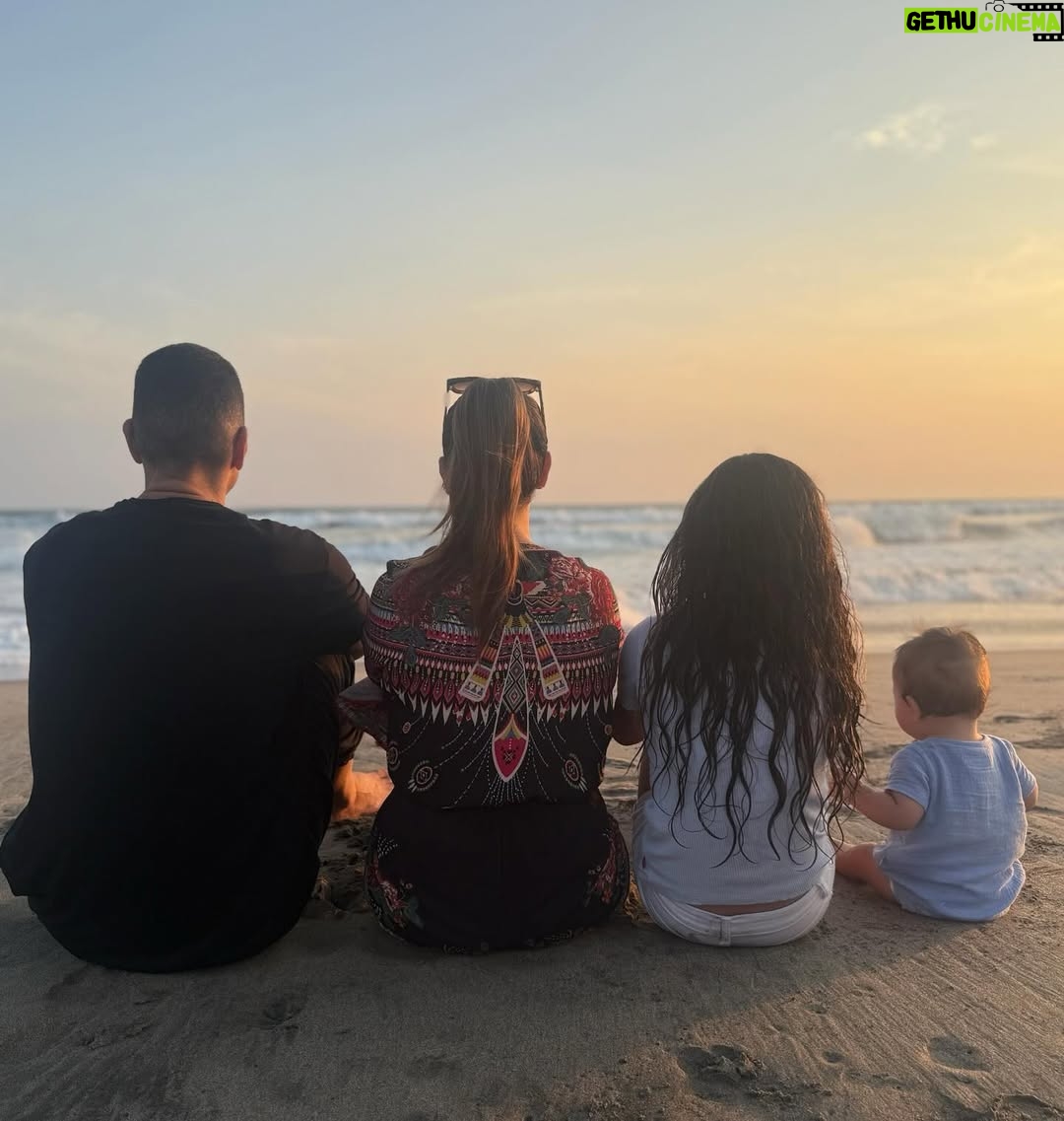 Mariazel Olle Casals - 81.5K Likes - Ámo verte en todas tus facetas, como hijo, como hermano, como profesor, como director, como actor, como esposo… Pero sin duda tu papel más hermoso es el de padre! Amoroso, divertido, presente, responsable, comprometido, generoso, comprensivo! Laia y André son muy afortunados de que seas su papá y yo también de tenerte en mi vida. Feliz día del padre a ti y a todos en su día. #FelizDíaDelPadre @adrianblond 💛