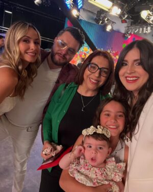 Mariazel Olle Casals Instagram - Celebración en grande del “Día de las Madres” en @programahoy 💖 Felicidades a todas las mamis y a la mía que vive siempre en mi corazón!