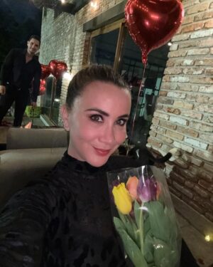 Mariazel Olle Casals Instagram - No pudo terminar mejor este día! Graaacias @adrianblond por no dejar de sorprenderme! ❤️
#FelizDíaDelAmor #FelizSanValentin