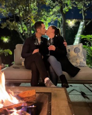 Mariazel Olle Casals Instagram - No pudo terminar mejor este día! Graaacias @adrianblond por no dejar de sorprenderme! ❤️
#FelizDíaDelAmor #FelizSanValentin
