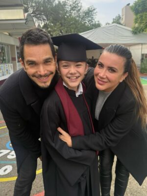 Mariazel Olle Casals Instagram - ¡GRADUACIÓN DE PRIMARIA DE LAIA! 👩🎓
Una etapa más que se cierra, y con ella llegan emociones encontradas: orgullo, nostalgia, alegría…
Acompañarlos en su camino, ver cómo aprenden, cambian y se descubren a sí mismos, es de lo más especial que tiene la vida.
Aquí estaremos para ti siempre, mi amor, aprendiendo contigo en cada paso.
¡Felicidades @soylaiablond! Y felicidades a todas las familias que hoy celebran un paso más en este camino. 🥳💛
Gracias de corazón a los maestros y maestras que acompañaron este proceso con tanta entrega, cariño y paciencia. Su labor deja huellas profundas. Y gracias también a los amigos y compañeros que hicieron de estos años algo inolvidable. 🙏🏽❤️
