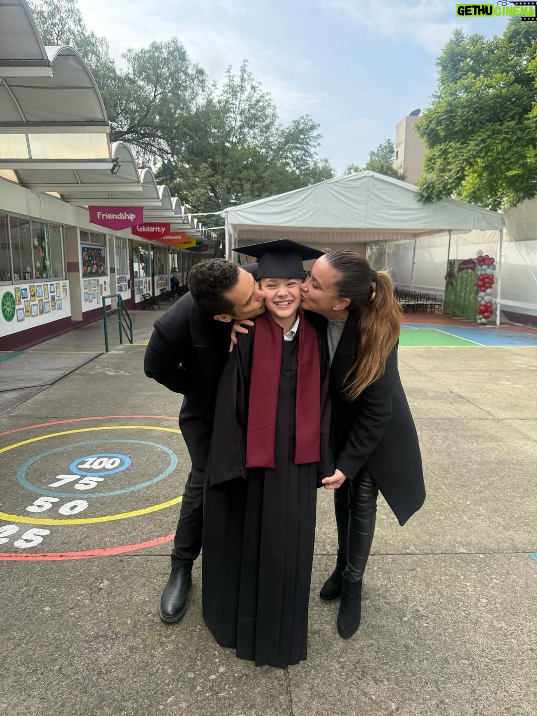 Mariazel Olle Casals - 99.9K Likes - ¡GRADUACIÓN DE PRIMARIA DE LAIA! 👩‍🎓

Una etapa más que se cierra, y con ella llegan emociones encontradas: orgullo, nostalgia, alegría…
Acompañarlos en su camino, ver cómo aprenden, cambian y se descubren a sí mismos, es de lo más especial que tiene la vida.
Aquí estaremos para ti siempre, mi amor, aprendiendo contigo en cada paso.

¡Felicidades @soylaiablond! Y felicidades a todas las familias que hoy celebran un paso más en este camino. 🥳💛
Gracias de corazón a los maestros y maestras que acompañaron este proceso con tanta entrega, cariño y paciencia. Su labor deja huellas profundas. Y gracias también a los amigos y compañeros que hicieron de estos años algo inolvidable. 🙏🏽❤️
