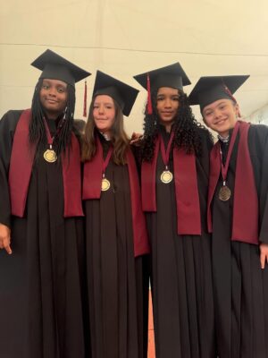Mariazel Olle Casals Instagram - ¡GRADUACIÓN DE PRIMARIA DE LAIA! 👩🎓
Una etapa más que se cierra, y con ella llegan emociones encontradas: orgullo, nostalgia, alegría…
Acompañarlos en su camino, ver cómo aprenden, cambian y se descubren a sí mismos, es de lo más especial que tiene la vida.
Aquí estaremos para ti siempre, mi amor, aprendiendo contigo en cada paso.
¡Felicidades @soylaiablond! Y felicidades a todas las familias que hoy celebran un paso más en este camino. 🥳💛
Gracias de corazón a los maestros y maestras que acompañaron este proceso con tanta entrega, cariño y paciencia. Su labor deja huellas profundas. Y gracias también a los amigos y compañeros que hicieron de estos años algo inolvidable. 🙏🏽❤️