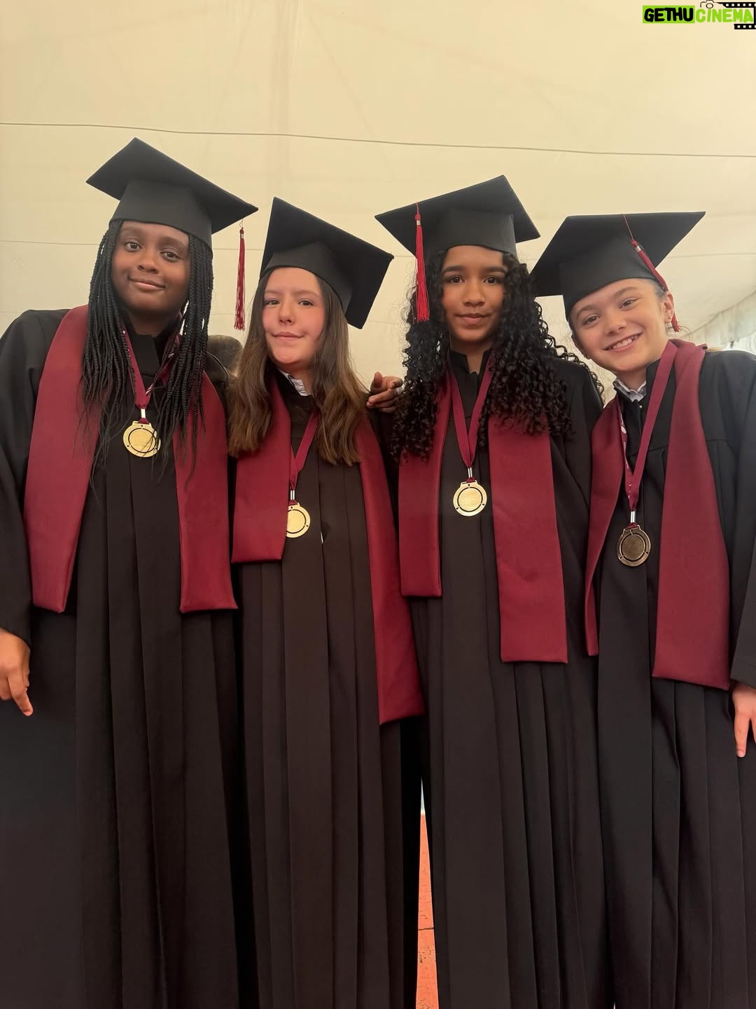 Mariazel Olle Casals - 99.9K Likes - ¡GRADUACIÓN DE PRIMARIA DE LAIA! 👩‍🎓

Una etapa más que se cierra, y con ella llegan emociones encontradas: orgullo, nostalgia, alegría…
Acompañarlos en su camino, ver cómo aprenden, cambian y se descubren a sí mismos, es de lo más especial que tiene la vida.
Aquí estaremos para ti siempre, mi amor, aprendiendo contigo en cada paso.

¡Felicidades @soylaiablond! Y felicidades a todas las familias que hoy celebran un paso más en este camino. 🥳💛
Gracias de corazón a los maestros y maestras que acompañaron este proceso con tanta entrega, cariño y paciencia. Su labor deja huellas profundas. Y gracias también a los amigos y compañeros que hicieron de estos años algo inolvidable. 🙏🏽❤️