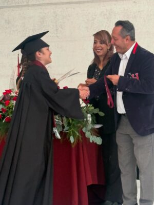 Mariazel Olle Casals Instagram - ¡GRADUACIÓN DE PRIMARIA DE LAIA! 👩🎓
Una etapa más que se cierra, y con ella llegan emociones encontradas: orgullo, nostalgia, alegría…
Acompañarlos en su camino, ver cómo aprenden, cambian y se descubren a sí mismos, es de lo más especial que tiene la vida.
Aquí estaremos para ti siempre, mi amor, aprendiendo contigo en cada paso.
¡Felicidades @soylaiablond! Y felicidades a todas las familias que hoy celebran un paso más en este camino. 🥳💛
Gracias de corazón a los maestros y maestras que acompañaron este proceso con tanta entrega, cariño y paciencia. Su labor deja huellas profundas. Y gracias también a los amigos y compañeros que hicieron de estos años algo inolvidable. 🙏🏽❤️