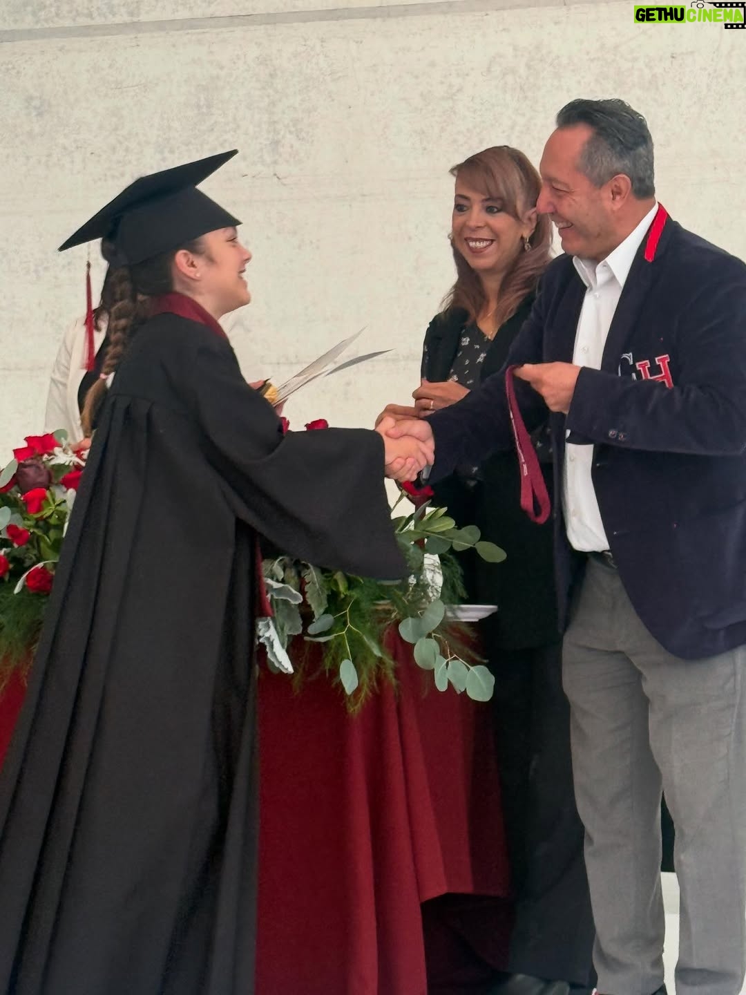 Mariazel Olle Casals - 99.9K Likes - ¡GRADUACIÓN DE PRIMARIA DE LAIA! 👩‍🎓

Una etapa más que se cierra, y con ella llegan emociones encontradas: orgullo, nostalgia, alegría…
Acompañarlos en su camino, ver cómo aprenden, cambian y se descubren a sí mismos, es de lo más especial que tiene la vida.
Aquí estaremos para ti siempre, mi amor, aprendiendo contigo en cada paso.

¡Felicidades @soylaiablond! Y felicidades a todas las familias que hoy celebran un paso más en este camino. 🥳💛
Gracias de corazón a los maestros y maestras que acompañaron este proceso con tanta entrega, cariño y paciencia. Su labor deja huellas profundas. Y gracias también a los amigos y compañeros que hicieron de estos años algo inolvidable. 🙏🏽❤️