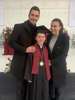 Mariazel Olle Casals Instagram - ¡GRADUACIÓN DE PRIMARIA DE LAIA! 👩🎓
Una etapa más que se cierra, y con ella llegan emociones encontradas: orgullo, nostalgia, alegría…
Acompañarlos en su camino, ver cómo aprenden, cambian y se descubren a sí mismos, es de lo más especial que tiene la vida.
Aquí estaremos para ti siempre, mi amor, aprendiendo contigo en cada paso.
¡Felicidades @soylaiablond! Y felicidades a todas las familias que hoy celebran un paso más en este camino. 🥳💛
Gracias de corazón a los maestros y maestras que acompañaron este proceso con tanta entrega, cariño y paciencia. Su labor deja huellas profundas. Y gracias también a los amigos y compañeros que hicieron de estos años algo inolvidable. 🙏🏽❤️