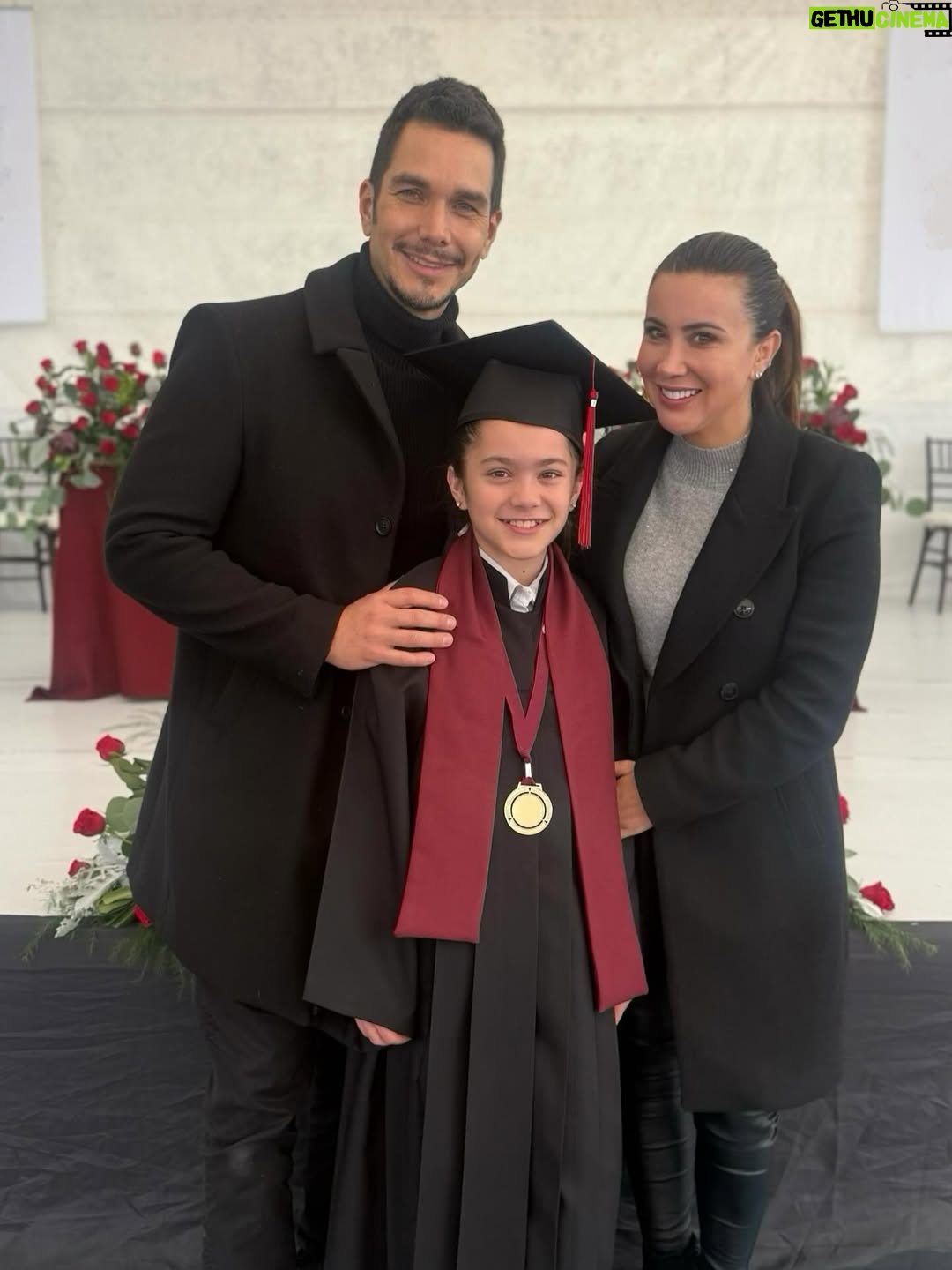 Mariazel Olle Casals - 99.9K Likes - ¡GRADUACIÓN DE PRIMARIA DE LAIA! 👩‍🎓

Una etapa más que se cierra, y con ella llegan emociones encontradas: orgullo, nostalgia, alegría…
Acompañarlos en su camino, ver cómo aprenden, cambian y se descubren a sí mismos, es de lo más especial que tiene la vida.
Aquí estaremos para ti siempre, mi amor, aprendiendo contigo en cada paso.

¡Felicidades @soylaiablond! Y felicidades a todas las familias que hoy celebran un paso más en este camino. 🥳💛
Gracias de corazón a los maestros y maestras que acompañaron este proceso con tanta entrega, cariño y paciencia. Su labor deja huellas profundas. Y gracias también a los amigos y compañeros que hicieron de estos años algo inolvidable. 🙏🏽❤️