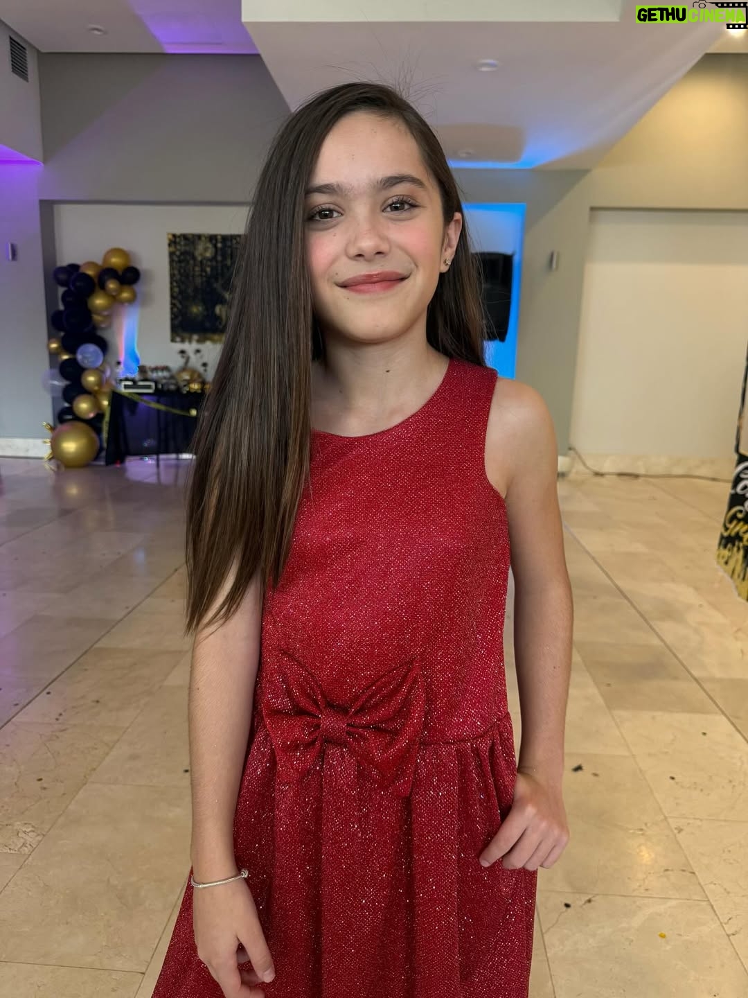Mariazel Olle Casals - 99.9K Likes - ¡GRADUACIÓN DE PRIMARIA DE LAIA! 👩‍🎓

Una etapa más que se cierra, y con ella llegan emociones encontradas: orgullo, nostalgia, alegría…
Acompañarlos en su camino, ver cómo aprenden, cambian y se descubren a sí mismos, es de lo más especial que tiene la vida.
Aquí estaremos para ti siempre, mi amor, aprendiendo contigo en cada paso.

¡Felicidades @soylaiablond! Y felicidades a todas las familias que hoy celebran un paso más en este camino. 🥳💛
Gracias de corazón a los maestros y maestras que acompañaron este proceso con tanta entrega, cariño y paciencia. Su labor deja huellas profundas. Y gracias también a los amigos y compañeros que hicieron de estos años algo inolvidable. 🙏🏽❤️