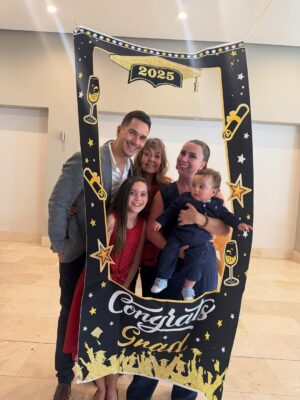 Mariazel Olle Casals Instagram - ¡GRADUACIÓN DE PRIMARIA DE LAIA! 👩🎓
Una etapa más que se cierra, y con ella llegan emociones encontradas: orgullo, nostalgia, alegría…
Acompañarlos en su camino, ver cómo aprenden, cambian y se descubren a sí mismos, es de lo más especial que tiene la vida.
Aquí estaremos para ti siempre, mi amor, aprendiendo contigo en cada paso.
¡Felicidades @soylaiablond! Y felicidades a todas las familias que hoy celebran un paso más en este camino. 🥳💛
Gracias de corazón a los maestros y maestras que acompañaron este proceso con tanta entrega, cariño y paciencia. Su labor deja huellas profundas. Y gracias también a los amigos y compañeros que hicieron de estos años algo inolvidable. 🙏🏽❤️