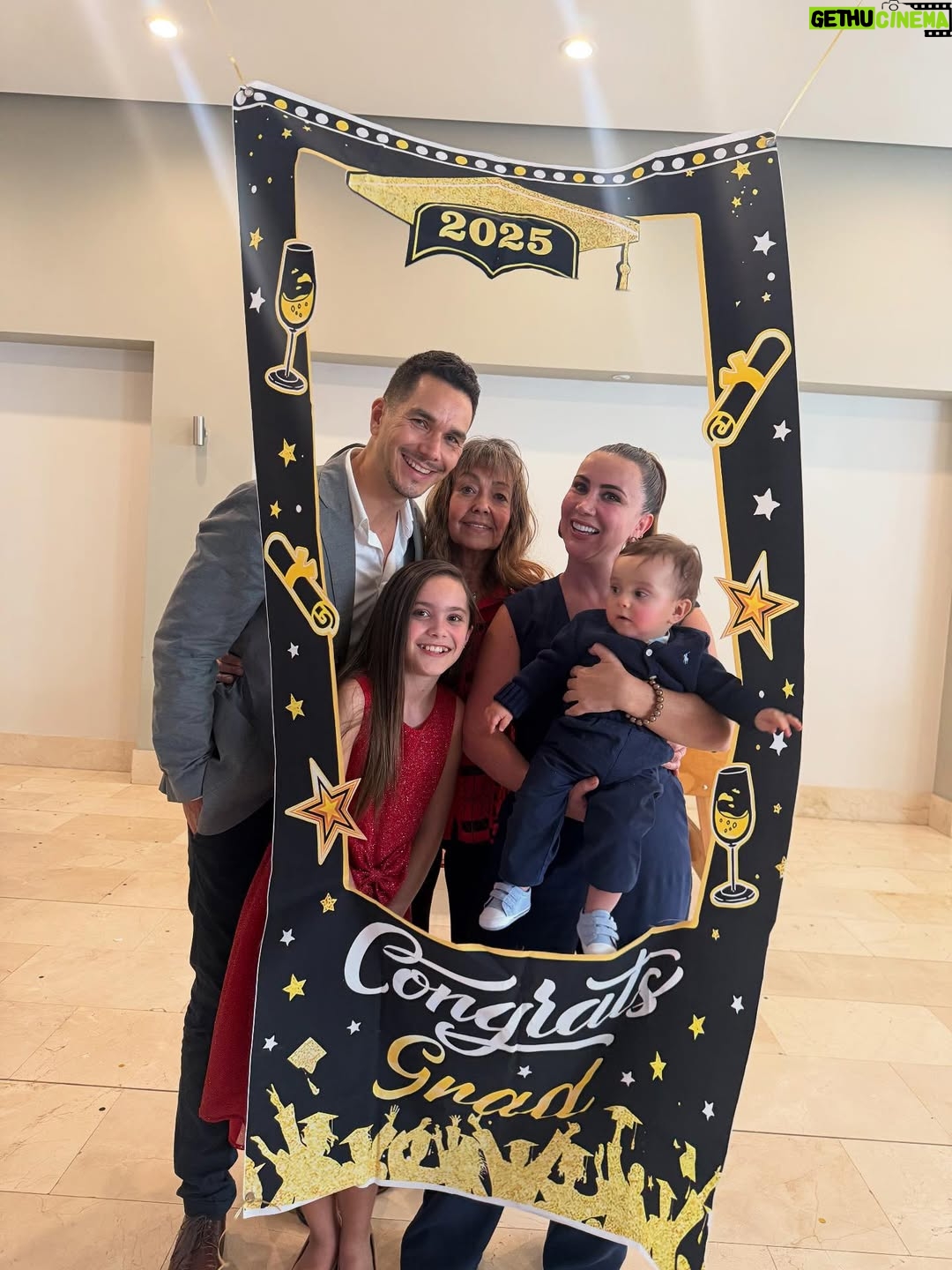 Mariazel Olle Casals - 99.9K Likes - ¡GRADUACIÓN DE PRIMARIA DE LAIA! 👩‍🎓

Una etapa más que se cierra, y con ella llegan emociones encontradas: orgullo, nostalgia, alegría…
Acompañarlos en su camino, ver cómo aprenden, cambian y se descubren a sí mismos, es de lo más especial que tiene la vida.
Aquí estaremos para ti siempre, mi amor, aprendiendo contigo en cada paso.

¡Felicidades @soylaiablond! Y felicidades a todas las familias que hoy celebran un paso más en este camino. 🥳💛
Gracias de corazón a los maestros y maestras que acompañaron este proceso con tanta entrega, cariño y paciencia. Su labor deja huellas profundas. Y gracias también a los amigos y compañeros que hicieron de estos años algo inolvidable. 🙏🏽❤️