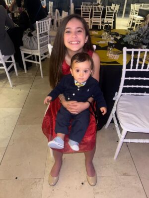 Mariazel Olle Casals Instagram - ¡GRADUACIÓN DE PRIMARIA DE LAIA! 👩🎓
Una etapa más que se cierra, y con ella llegan emociones encontradas: orgullo, nostalgia, alegría…
Acompañarlos en su camino, ver cómo aprenden, cambian y se descubren a sí mismos, es de lo más especial que tiene la vida.
Aquí estaremos para ti siempre, mi amor, aprendiendo contigo en cada paso.
¡Felicidades @soylaiablond! Y felicidades a todas las familias que hoy celebran un paso más en este camino. 🥳💛
Gracias de corazón a los maestros y maestras que acompañaron este proceso con tanta entrega, cariño y paciencia. Su labor deja huellas profundas. Y gracias también a los amigos y compañeros que hicieron de estos años algo inolvidable. 🙏🏽❤️