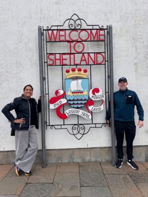 Mariela Celis Instagram - Nuestra primera parada con @selmaviajes y @celebritycruises fue en Lerwick la capital y puerto principal de las Islas Shetland, aquí hay varios cafés y tiendas y en particular, venden mucha ropa de lana para el frío, típica de esta región.
Las islas Shetland ofrecen una rica herencia vikinga y lindos paisajes, son un archipiélago escocés, situado al norte de la costa de Gran Bretaña.