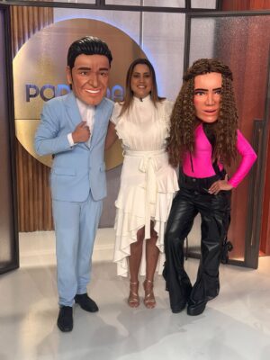 Mariela Celis Instagram - 1-Con este vestido súper bello de @pbcollections y este detallazo de @decoraciones_o.b 😊
2-Con Chayanne y Karol G de @lavozdelarumba 😂
3-Con el grupo que le puso a bailar tambor en mi cumple @abures_tshow 💃🏻
4-Con Mi querida Lidis de vestuario que me deja mi ropa lista para el programa 😉
5- Y con la gran sorpresa de mi cumple Zenilda La Original ❤️
