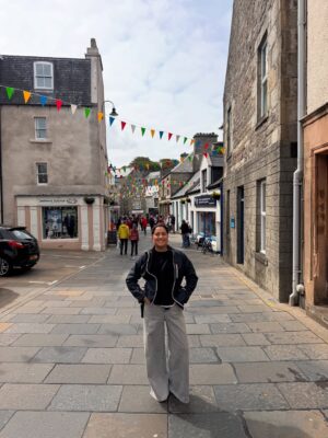 Mariela Celis Instagram - Nuestra primera parada con @selmaviajes y @celebritycruises fue en Lerwick la capital y puerto principal de las Islas Shetland, aquí hay varios cafés y tiendas y en particular, venden mucha ropa de lana para el frío, típica de esta región.
Las islas Shetland ofrecen una rica herencia vikinga y lindos paisajes, son un archipiélago escocés, situado al norte de la costa de Gran Bretaña.