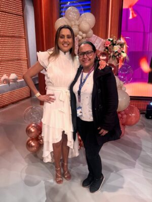 Mariela Celis Instagram - 1-Con este vestido súper bello de @pbcollections y este detallazo de @decoraciones_o.b 😊
2-Con Chayanne y Karol G de @lavozdelarumba 😂
3-Con el grupo que le puso a bailar tambor en mi cumple @abures_tshow 💃🏻
4-Con Mi querida Lidis de vestuario que me deja mi ropa lista para el programa 😉
5- Y con la gran sorpresa de mi cumple Zenilda La Original ❤️