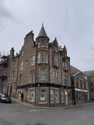 Mariela Celis Instagram - Nuestra primera parada con @selmaviajes y @celebritycruises fue en Lerwick la capital y puerto principal de las Islas Shetland, aquí hay varios cafés y tiendas y en particular, venden mucha ropa de lana para el frío, típica de esta región.
Las islas Shetland ofrecen una rica herencia vikinga y lindos paisajes, son un archipiélago escocés, situado al norte de la costa de Gran Bretaña.