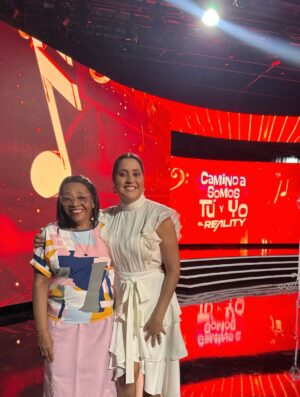 Mariela Celis Instagram - 1-Con este vestido súper bello de @pbcollections y este detallazo de @decoraciones_o.b 😊

2-Con Chayanne y Karol G de @lavozdelarumba 😂

3-Con el grupo que le puso a bailar tambor en mi cumple @abures_tshow 💃🏻

4-Con Mi querida Lidis de vestuario que me deja mi ropa lista para el programa 😉

5- Y con la gran sorpresa de mi cumple Zenilda La Original ❤️
