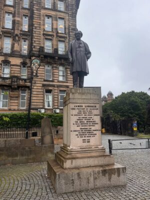 Mariela Celis Instagram - Nuestra segunda parada fue en Glasgow la ciudad más grande de Escocia y la tercera más grande del Reino Unido, fue considerada la “segunda ciudad del Imperio Británico” durante mucho tiempo.
Aqui visitamos su catedral que data de 1197 dedicada a San Mungo patrón de la ciudad, quien está enterrado aquí, al lado de la catedral esta la necrópolis un cementerio victoriano que comenzó a funcionar en 1833, famoso por sus monumentos y arquitectura neoclásica, luego fuimos a la Universidad de Glasgow una de las 100 mejores del mundo, conocida por sus edificios históricos, que según se dice inspiraron el colegio Hogwarts de Harry Potter, también paseamos por el jardín botánico inaugurado en 1817 y otros lugares de interés. @selma.viajes @celebritycruises