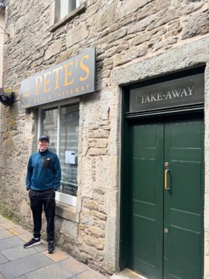 Mariela Celis Instagram - Nuestra primera parada con @selmaviajes y @celebritycruises fue en Lerwick la capital y puerto principal de las Islas Shetland, aquí hay varios cafés y tiendas y en particular, venden mucha ropa de lana para el frío, típica de esta región.
Las islas Shetland ofrecen una rica herencia vikinga y lindos paisajes, son un archipiélago escocés, situado al norte de la costa de Gran Bretaña.