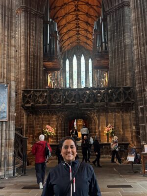 Mariela Celis Instagram - Nuestra segunda parada fue en Glasgow la ciudad más grande de Escocia y la tercera más grande del Reino Unido, fue considerada la “segunda ciudad del Imperio Británico” durante mucho tiempo.
Aqui visitamos su catedral que data de 1197 dedicada a San Mungo patrón de la ciudad, quien está enterrado aquí, al lado de la catedral esta la necrópolis un cementerio victoriano que comenzó a funcionar en 1833, famoso por sus monumentos y arquitectura neoclásica, luego fuimos a la Universidad de Glasgow una de las 100 mejores del mundo, conocida por sus edificios históricos, que según se dice inspiraron el colegio Hogwarts de Harry Potter, también paseamos por el jardín botánico inaugurado en 1817 y otros lugares de interés. @selma.viajes @celebritycruises