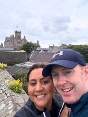 Mariela Celis Instagram - Nuestra primera parada con @selmaviajes y @celebritycruises fue en Lerwick la capital y puerto principal de las Islas Shetland, aquí hay varios cafés y tiendas y en particular, venden mucha ropa de lana para el frío, típica de esta región.   Las islas Shetland ofrecen una rica herencia vikinga y lindos paisajes, son un archipiélago escocés, situado al norte de la costa de Gran Bretaña.