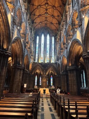 Mariela Celis Instagram - Nuestra segunda parada fue en Glasgow la ciudad más grande de Escocia y la tercera más grande del Reino Unido, fue considerada la “segunda ciudad del Imperio Británico” durante mucho tiempo. 

Aqui visitamos su catedral que data de 1197 dedicada a San Mungo patrón de la ciudad, quien está enterrado aquí, al lado de la catedral esta la necrópolis un cementerio victoriano que comenzó a funcionar en 1833, famoso por sus monumentos y arquitectura neoclásica, luego fuimos a la Universidad de Glasgow una de las 100 mejores del mundo, conocida por sus edificios históricos, que según se dice inspiraron el colegio Hogwarts de Harry Potter, también paseamos por el jardín botánico inaugurado en 1817 y otros lugares de interés. @selma.viajes @celebritycruises