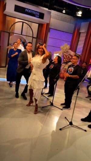 Mariela Celis Instagram - ¡A bailar todo el mundo 💃🏻!
Si hay algo que le gusta a nuestra querida @lacelis ✨, es el tambor 🪘 y hoy recibimos al grupo @abures_tshow quienes nos hicieron bailar a todos en el estudio 🙌🏼
¿Tú también bailaste desde casa 🏡?