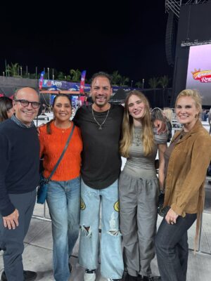 Mariela Celis Instagram - La pasamos buenísimo en el concierto de Nicky Jam…súper agradecida con @pppmusicvzla por la invitación… 😉

Fotos 1 y 2: Trabajandito para @portadas Al día y @venevision … por cierto mil gracias a @Flavxr_ por hacerme estas lindas fotos mientras estaba grabando. 😉

Foto 3: Con @andreschumaceiro de @ronsantateresa junto a su familia y mi querido @djmarcoallen 😘

Foto 4 y 5: Con @mariovalentinobruno y mi asistente @izturo84 😊

Foto 6: Entre misses te veas … @dianasf_ y @andrevrubio 👑👸