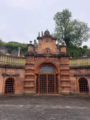 Mariela Celis Instagram - Nuestra segunda parada fue en Glasgow la ciudad más grande de Escocia y la tercera más grande del Reino Unido, fue considerada la “segunda ciudad del Imperio Británico” durante mucho tiempo. 

Aqui visitamos su catedral que data de 1197 dedicada a San Mungo patrón de la ciudad, quien está enterrado aquí, al lado de la catedral esta la necrópolis un cementerio victoriano que comenzó a funcionar en 1833, famoso por sus monumentos y arquitectura neoclásica, luego fuimos a la Universidad de Glasgow una de las 100 mejores del mundo, conocida por sus edificios históricos, que según se dice inspiraron el colegio Hogwarts de Harry Potter, también paseamos por el jardín botánico inaugurado en 1817 y otros lugares de interés. @selma.viajes @celebritycruises