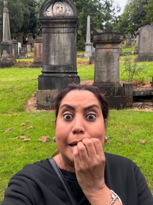 Mariela Celis Instagram - Nuestra segunda parada fue en Glasgow la ciudad más grande de Escocia y la tercera más grande del Reino Unido, fue considerada la “segunda ciudad del Imperio Británico” durante mucho tiempo. 

Aqui visitamos su catedral que data de 1197 dedicada a San Mungo patrón de la ciudad, quien está enterrado aquí, al lado de la catedral esta la necrópolis un cementerio victoriano que comenzó a funcionar en 1833, famoso por sus monumentos y arquitectura neoclásica, luego fuimos a la Universidad de Glasgow una de las 100 mejores del mundo, conocida por sus edificios históricos, que según se dice inspiraron el colegio Hogwarts de Harry Potter, también paseamos por el jardín botánico inaugurado en 1817 y otros lugares de interés. @selma.viajes @celebritycruises