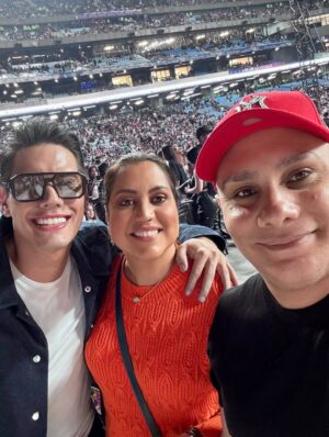 Mariela Celis Instagram - La pasamos buenísimo en el concierto de Nicky Jam…súper agradecida con @pppmusicvzla por la invitación… 😉
Fotos 1 y 2: Trabajandito para @portadas Al día y @venevision … por cierto mil gracias a @Flavxr_ por hacerme estas lindas fotos mientras estaba grabando. 😉
Foto 3: Con @andreschumaceiro de @ronsantateresa junto a su familia y mi querido @djmarcoallen 😘
Foto 4 y 5: Con @mariovalentinobruno y mi asistente @izturo84 😊
Foto 6: Entre misses te veas … @dianasf_ y @andrevrubio 👑👸