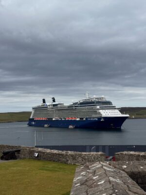 Mariela Celis Instagram - Nuestra primera parada con @selmaviajes y @celebritycruises fue en Lerwick la capital y puerto principal de las Islas Shetland, aquí hay varios cafés y tiendas y en particular, venden mucha ropa de lana para el frío, típica de esta región.   Las islas Shetland ofrecen una rica herencia vikinga y lindos paisajes, son un archipiélago escocés, situado al norte de la costa de Gran Bretaña.