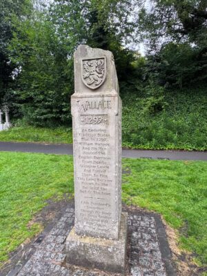 Mariela Celis Instagram - Nuestra segunda parada fue en Glasgow la ciudad más grande de Escocia y la tercera más grande del Reino Unido, fue considerada la “segunda ciudad del Imperio Británico” durante mucho tiempo. 

Aqui visitamos su catedral que data de 1197 dedicada a San Mungo patrón de la ciudad, quien está enterrado aquí, al lado de la catedral esta la necrópolis un cementerio victoriano que comenzó a funcionar en 1833, famoso por sus monumentos y arquitectura neoclásica, luego fuimos a la Universidad de Glasgow una de las 100 mejores del mundo, conocida por sus edificios históricos, que según se dice inspiraron el colegio Hogwarts de Harry Potter, también paseamos por el jardín botánico inaugurado en 1817 y otros lugares de interés. @selma.viajes @celebritycruises