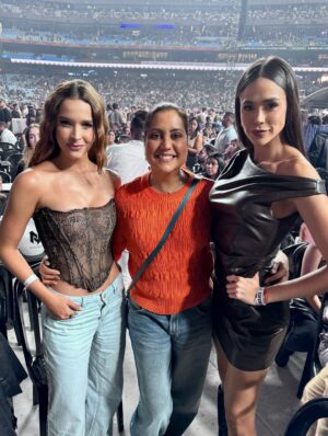 Mariela Celis Instagram - La pasamos buenísimo en el concierto de Nicky Jam…súper agradecida con @pppmusicvzla por la invitación… 😉
Fotos 1 y 2: Trabajandito para @portadas Al día y @venevision … por cierto mil gracias a @Flavxr_ por hacerme estas lindas fotos mientras estaba grabando. 😉
Foto 3: Con @andreschumaceiro de @ronsantateresa junto a su familia y mi querido @djmarcoallen 😘
Foto 4 y 5: Con @mariovalentinobruno y mi asistente @izturo84 😊
Foto 6: Entre misses te veas … @dianasf_ y @andrevrubio 👑👸