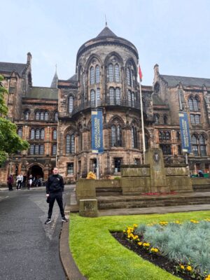 Mariela Celis Instagram - Nuestra segunda parada fue en Glasgow la ciudad más grande de Escocia y la tercera más grande del Reino Unido, fue considerada la “segunda ciudad del Imperio Británico” durante mucho tiempo.
Aqui visitamos su catedral que data de 1197 dedicada a San Mungo patrón de la ciudad, quien está enterrado aquí, al lado de la catedral esta la necrópolis un cementerio victoriano que comenzó a funcionar en 1833, famoso por sus monumentos y arquitectura neoclásica, luego fuimos a la Universidad de Glasgow una de las 100 mejores del mundo, conocida por sus edificios históricos, que según se dice inspiraron el colegio Hogwarts de Harry Potter, también paseamos por el jardín botánico inaugurado en 1817 y otros lugares de interés. @selma.viajes @celebritycruises