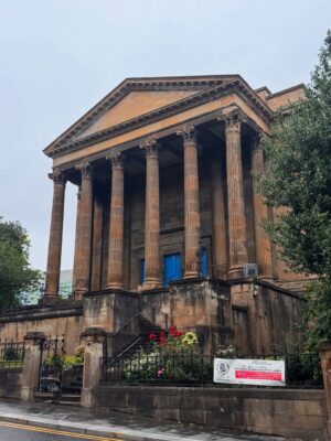 Mariela Celis Instagram - Nuestra segunda parada fue en Glasgow la ciudad más grande de Escocia y la tercera más grande del Reino Unido, fue considerada la “segunda ciudad del Imperio Británico” durante mucho tiempo. 

Aqui visitamos su catedral que data de 1197 dedicada a San Mungo patrón de la ciudad, quien está enterrado aquí, al lado de la catedral esta la necrópolis un cementerio victoriano que comenzó a funcionar en 1833, famoso por sus monumentos y arquitectura neoclásica, luego fuimos a la Universidad de Glasgow una de las 100 mejores del mundo, conocida por sus edificios históricos, que según se dice inspiraron el colegio Hogwarts de Harry Potter, también paseamos por el jardín botánico inaugurado en 1817 y otros lugares de interés. @selma.viajes @celebritycruises