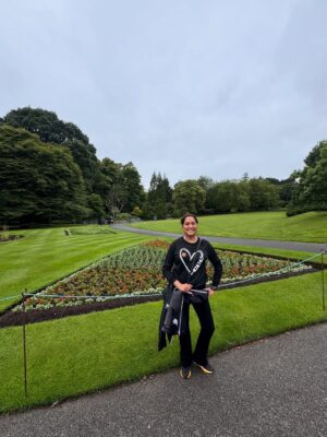 Mariela Celis Instagram - Nuestra segunda parada fue en Glasgow la ciudad más grande de Escocia y la tercera más grande del Reino Unido, fue considerada la “segunda ciudad del Imperio Británico” durante mucho tiempo.
Aqui visitamos su catedral que data de 1197 dedicada a San Mungo patrón de la ciudad, quien está enterrado aquí, al lado de la catedral esta la necrópolis un cementerio victoriano que comenzó a funcionar en 1833, famoso por sus monumentos y arquitectura neoclásica, luego fuimos a la Universidad de Glasgow una de las 100 mejores del mundo, conocida por sus edificios históricos, que según se dice inspiraron el colegio Hogwarts de Harry Potter, también paseamos por el jardín botánico inaugurado en 1817 y otros lugares de interés. @selma.viajes @celebritycruises