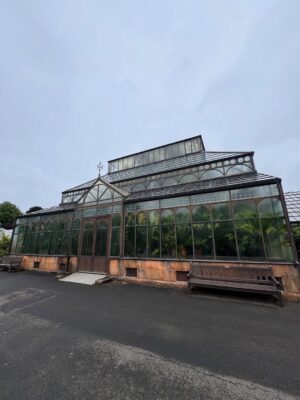 Mariela Celis Instagram - Nuestra segunda parada fue en Glasgow la ciudad más grande de Escocia y la tercera más grande del Reino Unido, fue considerada la “segunda ciudad del Imperio Británico” durante mucho tiempo.
Aqui visitamos su catedral que data de 1197 dedicada a San Mungo patrón de la ciudad, quien está enterrado aquí, al lado de la catedral esta la necrópolis un cementerio victoriano que comenzó a funcionar en 1833, famoso por sus monumentos y arquitectura neoclásica, luego fuimos a la Universidad de Glasgow una de las 100 mejores del mundo, conocida por sus edificios históricos, que según se dice inspiraron el colegio Hogwarts de Harry Potter, también paseamos por el jardín botánico inaugurado en 1817 y otros lugares de interés. @selma.viajes @celebritycruises