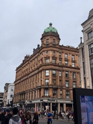 Mariela Celis Instagram - Nuestra segunda parada fue en Glasgow la ciudad más grande de Escocia y la tercera más grande del Reino Unido, fue considerada la “segunda ciudad del Imperio Británico” durante mucho tiempo.
Aqui visitamos su catedral que data de 1197 dedicada a San Mungo patrón de la ciudad, quien está enterrado aquí, al lado de la catedral esta la necrópolis un cementerio victoriano que comenzó a funcionar en 1833, famoso por sus monumentos y arquitectura neoclásica, luego fuimos a la Universidad de Glasgow una de las 100 mejores del mundo, conocida por sus edificios históricos, que según se dice inspiraron el colegio Hogwarts de Harry Potter, también paseamos por el jardín botánico inaugurado en 1817 y otros lugares de interés. @selma.viajes @celebritycruises
