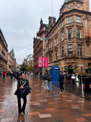 Mariela Celis Instagram - Nuestra segunda parada fue en Glasgow la ciudad más grande de Escocia y la tercera más grande del Reino Unido, fue considerada la “segunda ciudad del Imperio Británico” durante mucho tiempo.
Aqui visitamos su catedral que data de 1197 dedicada a San Mungo patrón de la ciudad, quien está enterrado aquí, al lado de la catedral esta la necrópolis un cementerio victoriano que comenzó a funcionar en 1833, famoso por sus monumentos y arquitectura neoclásica, luego fuimos a la Universidad de Glasgow una de las 100 mejores del mundo, conocida por sus edificios históricos, que según se dice inspiraron el colegio Hogwarts de Harry Potter, también paseamos por el jardín botánico inaugurado en 1817 y otros lugares de interés. @selma.viajes @celebritycruises