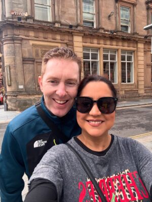 Mariela Celis Instagram - Otra de nuestras paradas con @celebritycruises fue en Liverpool y como buena fanática de los Beatles no podía dejar de visitar esta ciudad, su museo y el lugar donde comenzaron a tocar… @selma.viajes