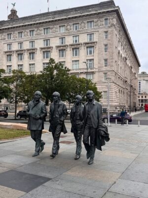 Mariela Celis Instagram - Otra de nuestras paradas con @celebritycruises fue en Liverpool y como buena fanática de los Beatles no podía dejar de visitar esta ciudad, su museo y el lugar donde comenzaron a tocar… @selma.viajes