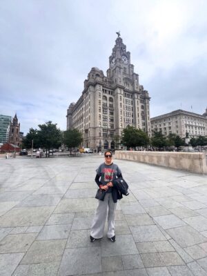 Mariela Celis Instagram - Otra de nuestras paradas con @celebritycruises fue en Liverpool y como buena fanática de los Beatles no podía dejar de visitar esta ciudad, su museo y el lugar donde comenzaron a tocar… @selma.viajes