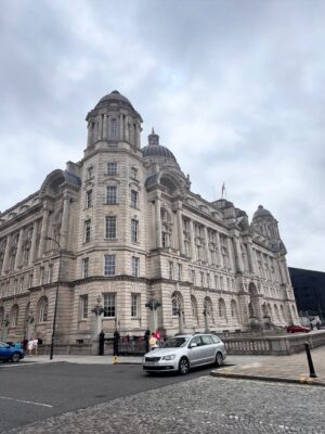 Mariela Celis Instagram - Otra de nuestras paradas con @celebritycruises fue en Liverpool y como buena fanática de los Beatles no podía dejar de visitar esta ciudad, su museo y el lugar donde comenzaron a tocar… @selma.viajes